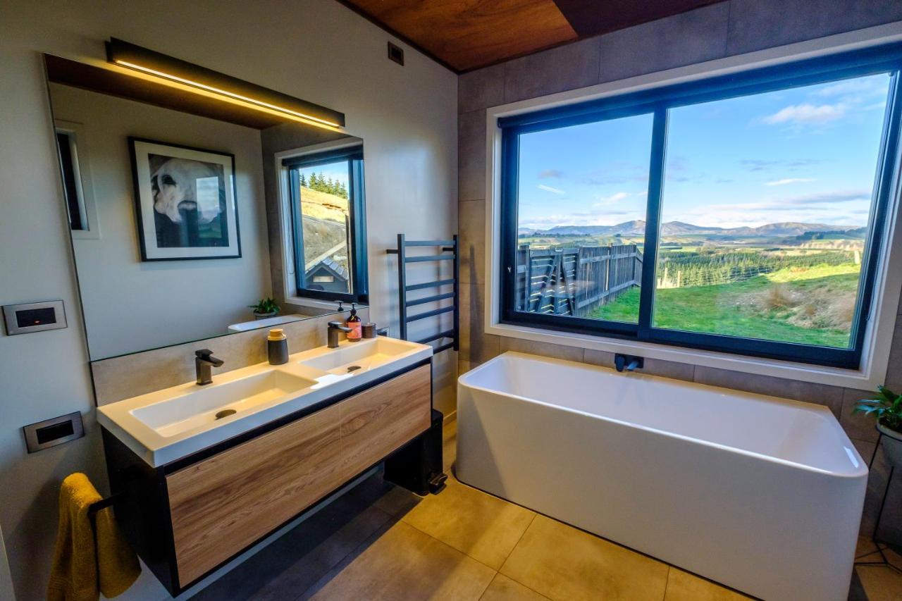 Fiordland Eco-Retreat -- Panoramic Views -- Hot Tub Villa Te Anau Exteriör bild