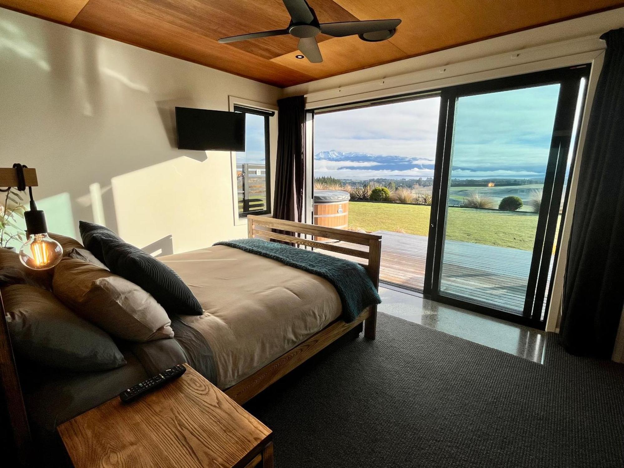 Fiordland Eco-Retreat -- Panoramic Views -- Hot Tub Villa Te Anau Exteriör bild