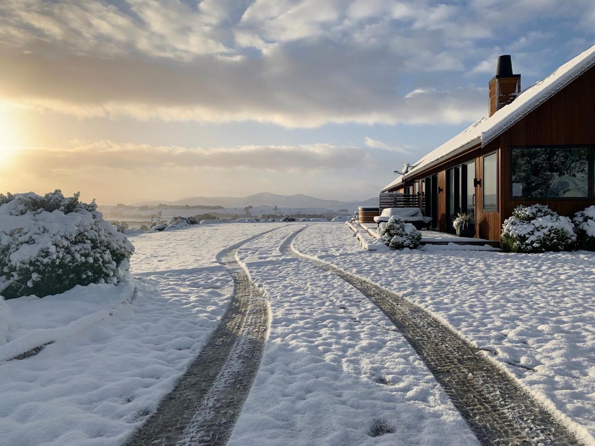 Fiordland Eco-Retreat -- Panoramic Views -- Hot Tub Villa Te Anau Exteriör bild