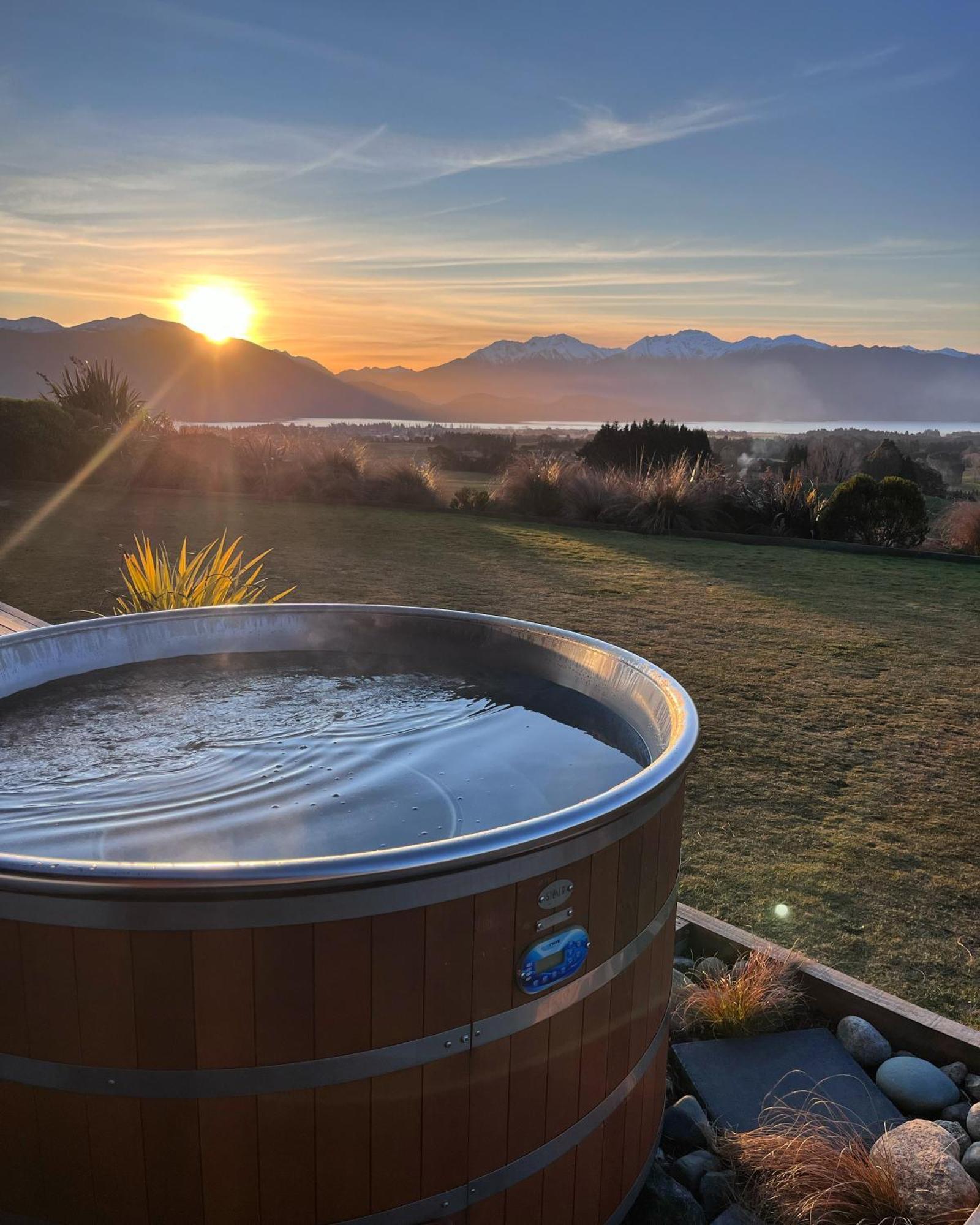 Fiordland Eco-Retreat -- Panoramic Views -- Hot Tub Villa Te Anau Exteriör bild